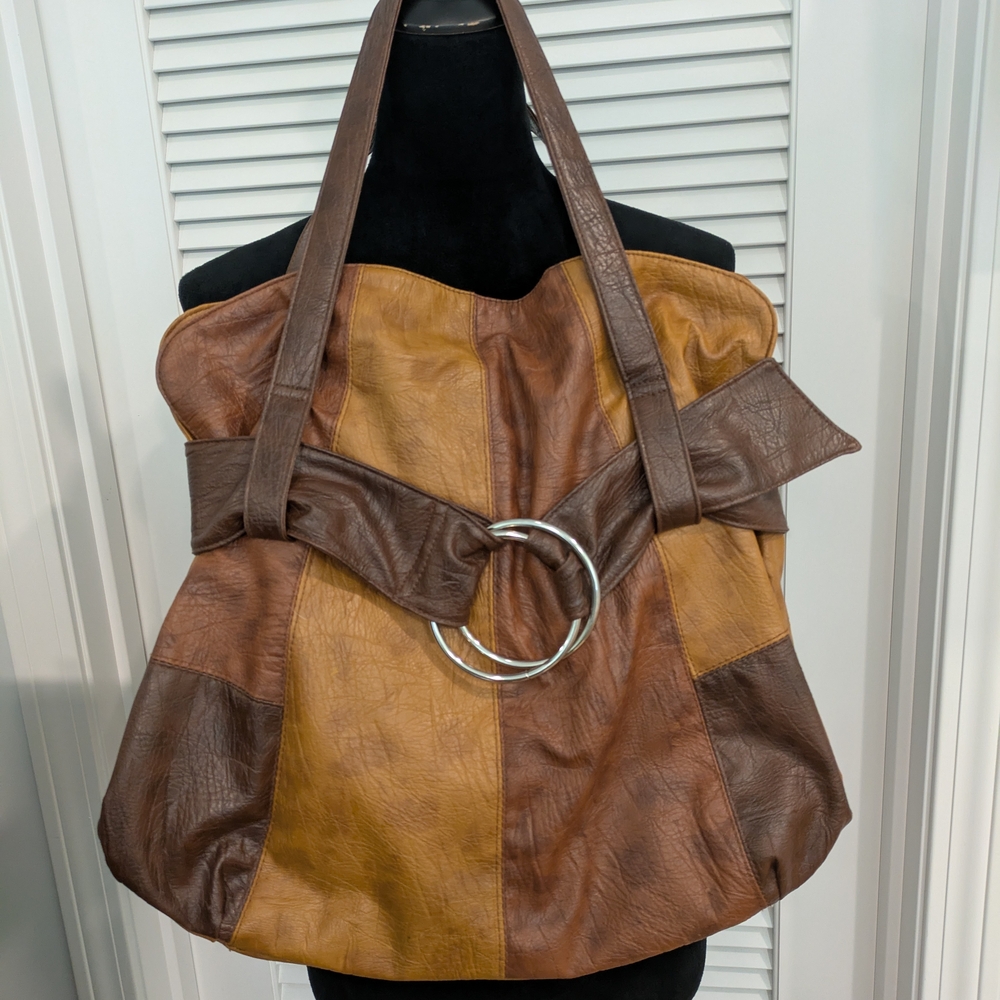 Elegant Leather Tote with Ring Detail